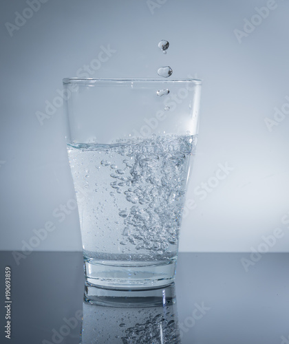 Glas mit Wasser befüllen - trinkglas