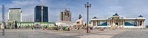 Der Sukhbaatarplatz mit Regierungsgebäude in Ulan Bator, der Hauptstadt der Mongolei