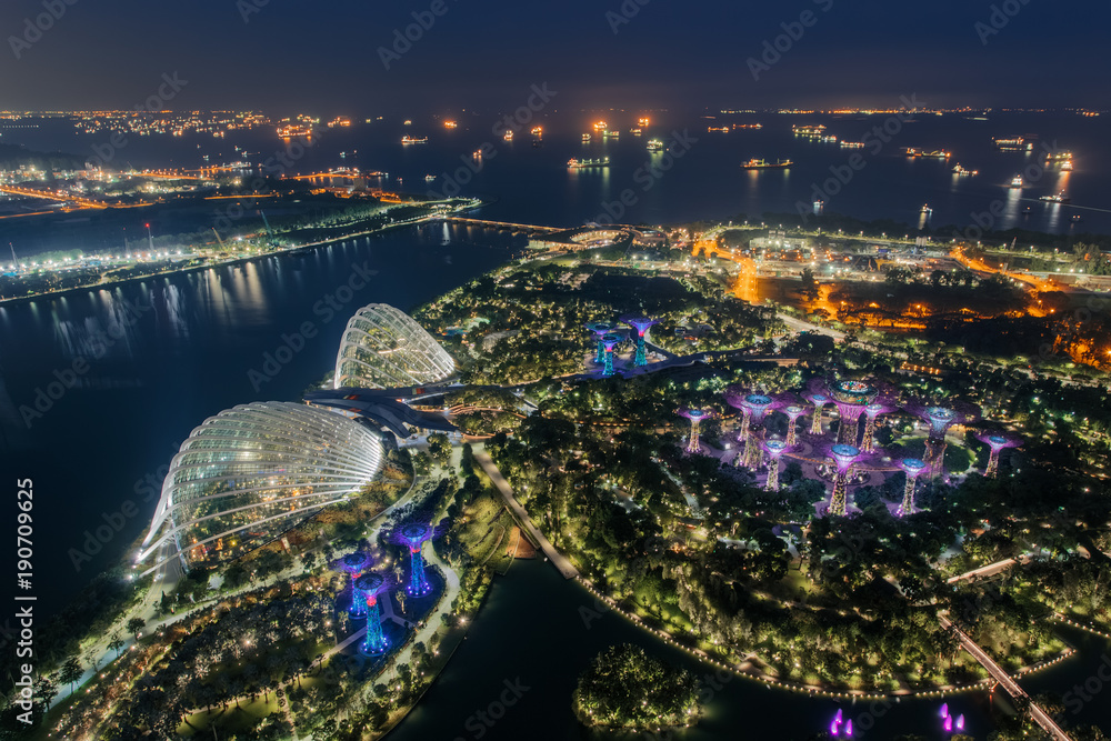 Obraz premium Widok z lotu ptaka na Cloud Forest i Flower Dome oświetlone w nocy. Gardens by the Bay, miasto Singapur