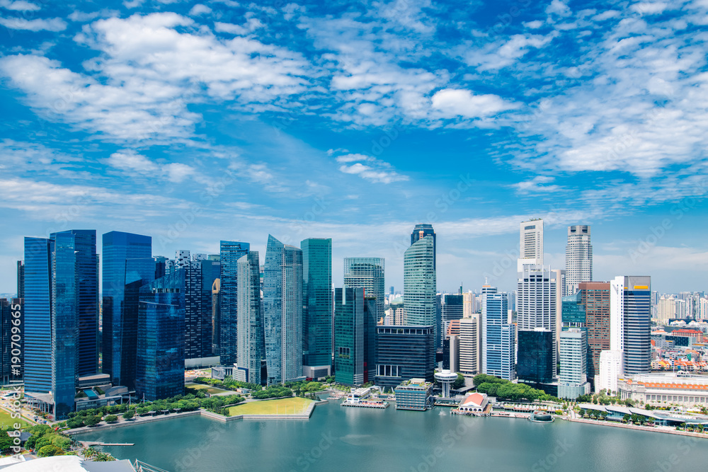 Naklejka premium Krajobraz panoramę miasta Singapur w dzień błękitnego nieba. Dzielnica biznesowa w centrum miasta i widok na Marina Bay. Pejzaż miejskich drapaczy chmur