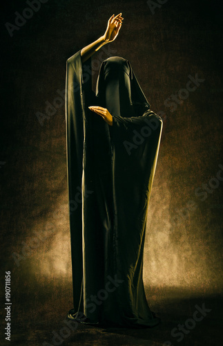Foto mysterious woman in chador