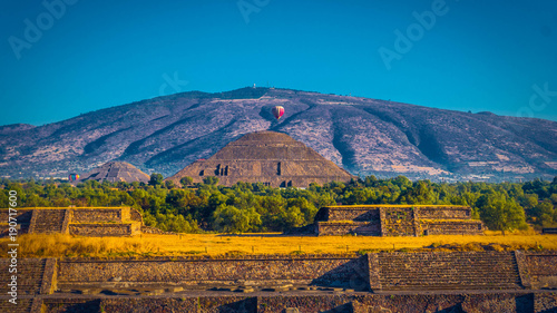 Teotihuacan, ciudad donde los hombres se convierten en dioses, es la metropolis más grande de mesoamerica, aún en el año 2018 sigue dando de que hablar, ya que los hallazgos continúan frecuentemente.