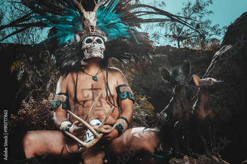 En la cultura Mexica, el Xoloitzcuintle acompañaba a las almas en el camino de la muerte (Mictlantecuhtli), en esta cultura la muerte es una forma de evolucionar y trascender.