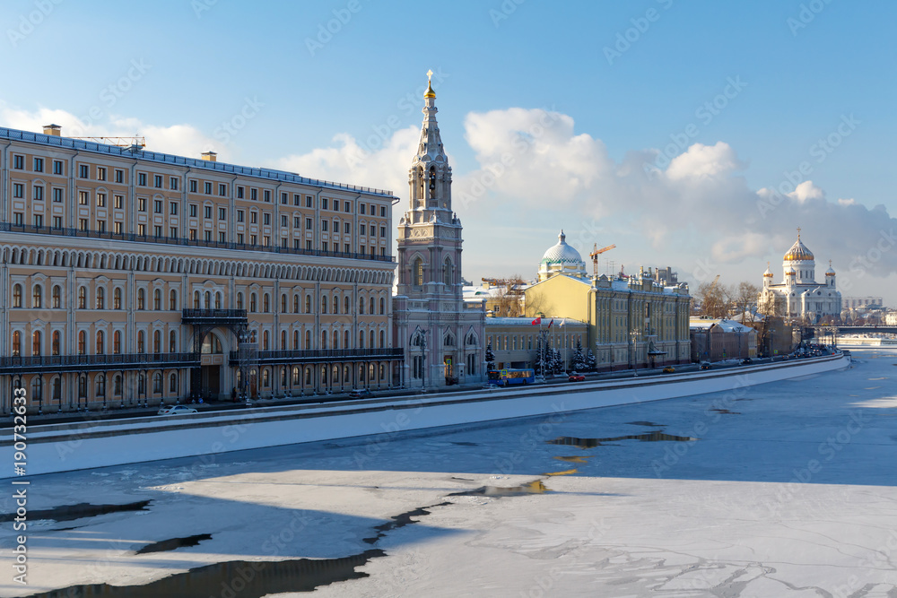 Obraz premium Moskva river in sunny winter day. View of the Sofiyskaya Embankment