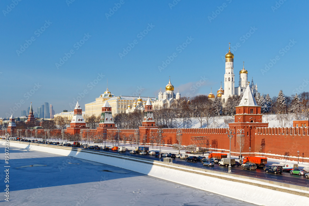 Obraz premium Kremlevskaya embankment under walls of Moscow Kremlin at sunny winter day. Moscow in winter