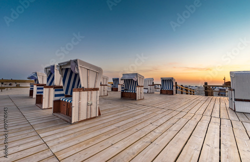 Verlassene Strandk  rbe auf Holzboden beim Sonnenuntergang bei st. Peter-Ording