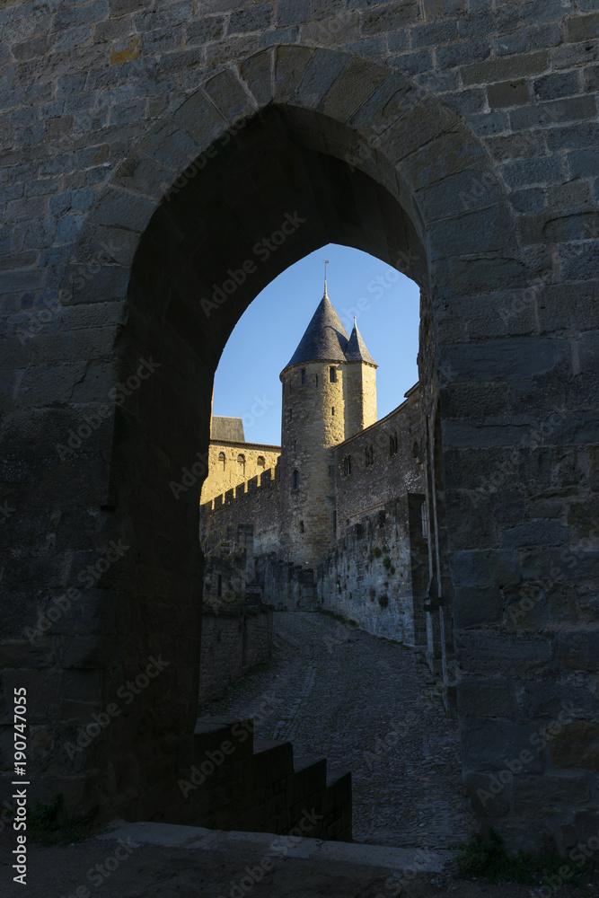 Torre cónica vista a través de una puerta en la ciudad de Carcassonne. Languedoc. Francia