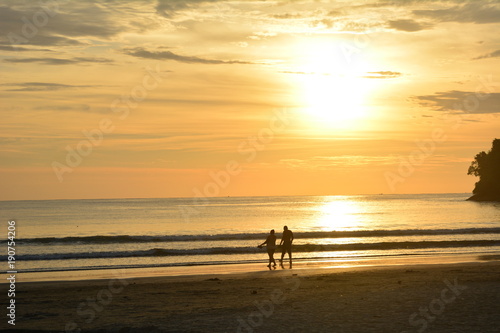 Sol nascendo na praia do Perequ   A  u em Ubatuba