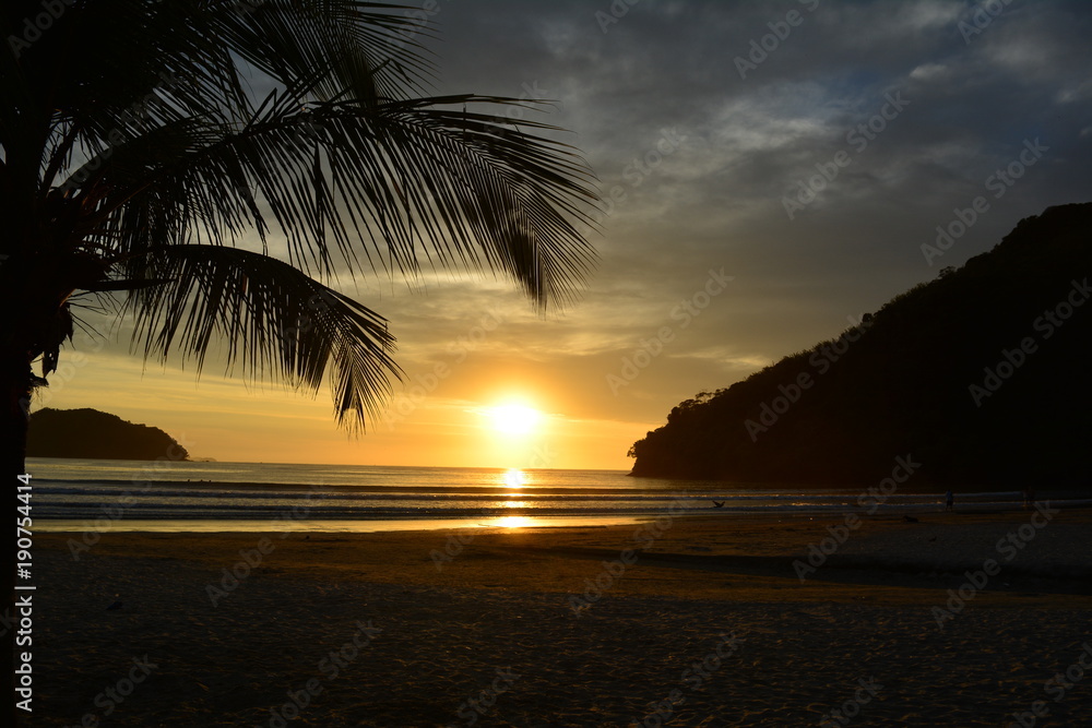 Sol nascendo na praia do Perequê Açu em Ubatuba