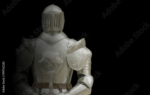 armure de chevalier sur fond noir photo