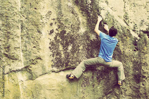 Fototapeta Naklejka Na Ścianę i Meble -  Climber to climb a big wall.