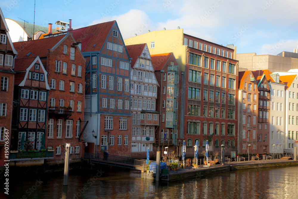 Gebäude in Hamburg beim Wasser