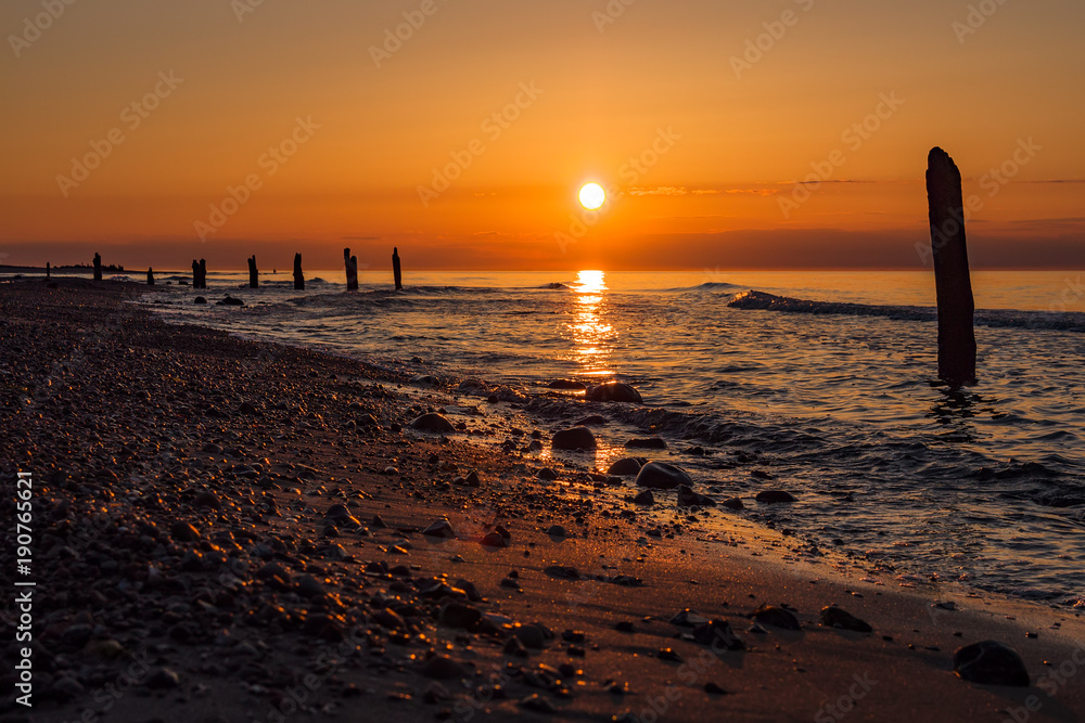 Fototapeta premium Buhnen an der Küste der Ostsee bei Kühlungsborn