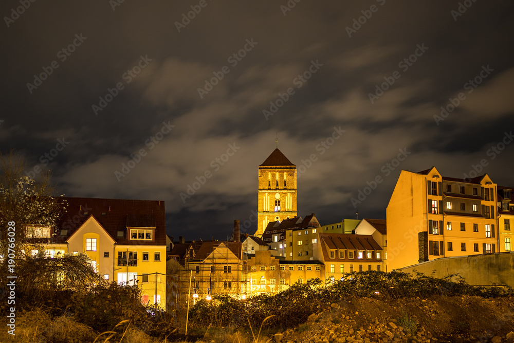 Blick auf die Nikolaikirche in Rostock bei Nacht