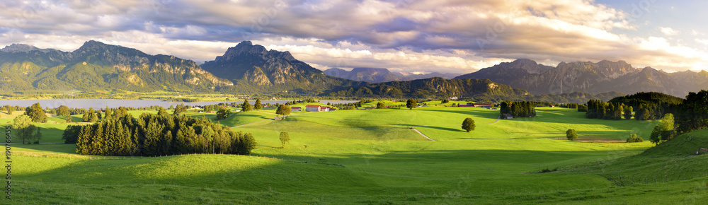 Panorama Landschaft im Allgäu bei Füssen mit den Ammergauer Bergen