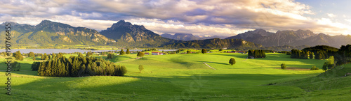 Panorama Landschaft im Allg  u bei F  ssen mit den Ammergauer Bergen