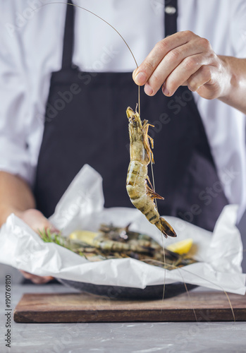 Fototapeta Naklejka Na Ścianę i Meble -  Frische Tiger Garnelen (Chef Koch in der Küche).