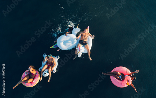 Foto Group of friends having fun on the beach