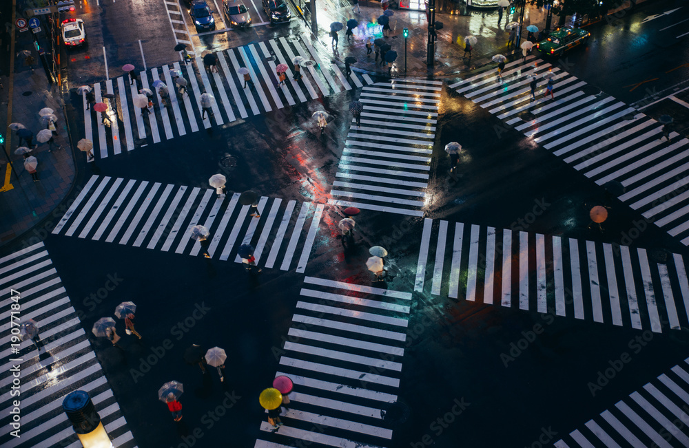Naklejka premium Przejście w Tokio. Widok z lotu ptaka ludzi przechodzących przez ulicę
