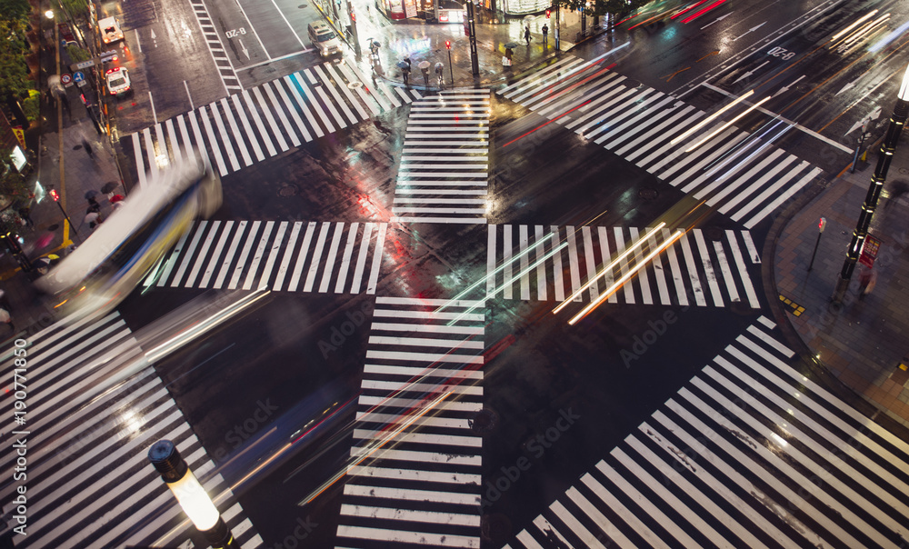 Obraz premium Sygnalizacja świetlna w Tokio. Widok z lotu ptaka na krzyż Ginza
