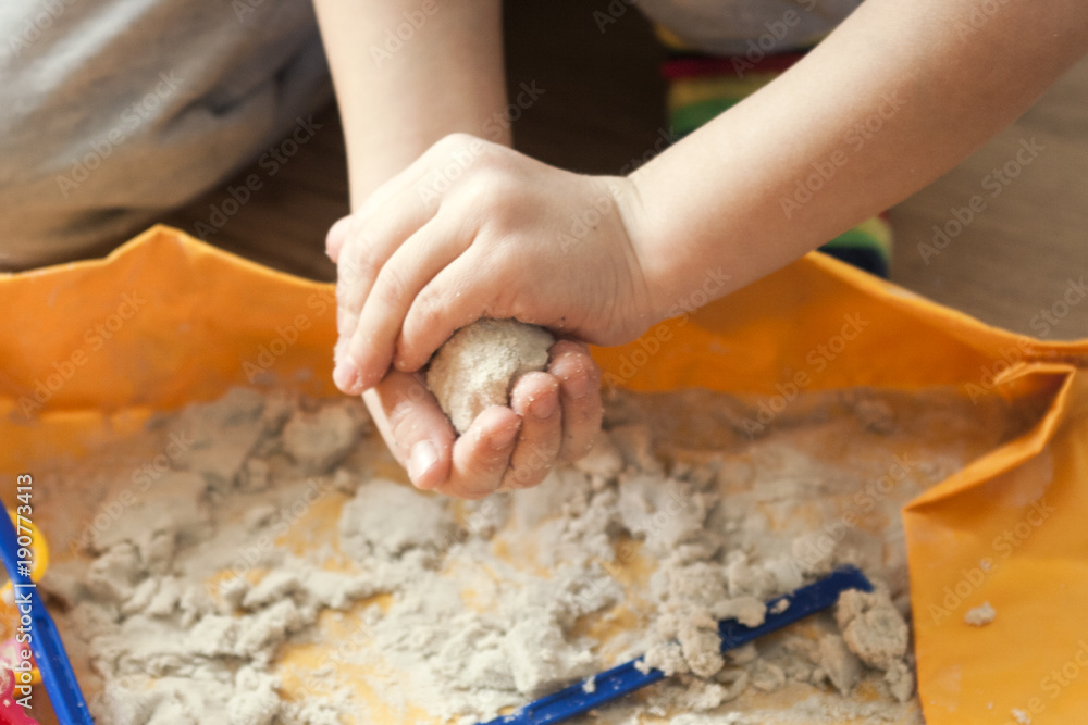 The child forms various forms of sand at home