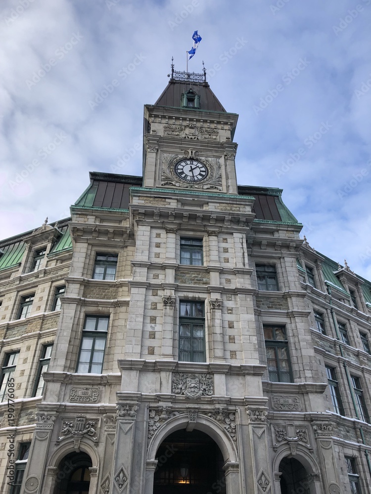 Bel palazzo del centro di Québec con bandiera al vento, Québec, Canada