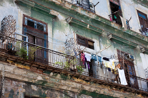 alter historischer Balkon mit Wäsche auf dem Geländer und pflanzen in Havanna Kuba