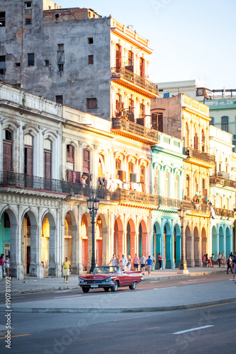 roter Oldtimer auf den Straßen von Havanna Kuba © Erik Klietsch