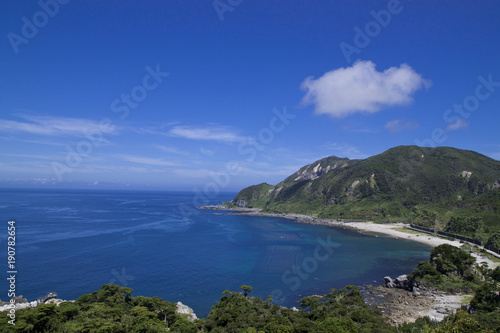 島の海と青空 © bephoto