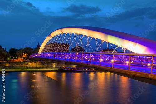 Canvas-taulu Bernatka footbridge over Vistula river in Krakow at night