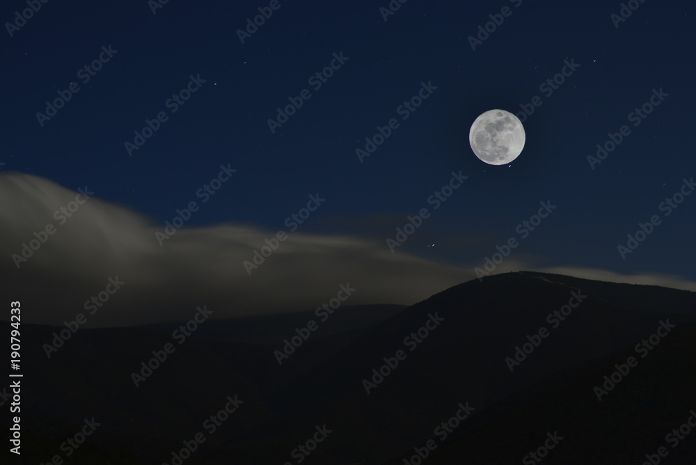 Luna llena en la noche oscura Luna llena en la noche oscura
