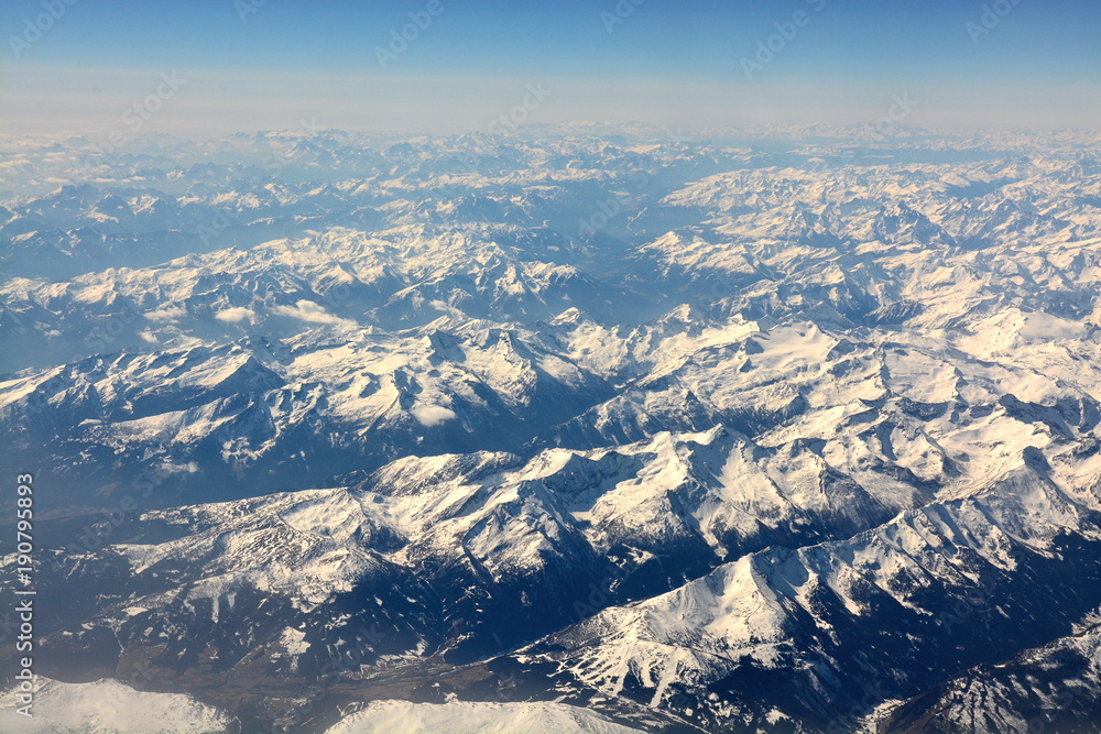 verschneite Bergketten aus der Luft