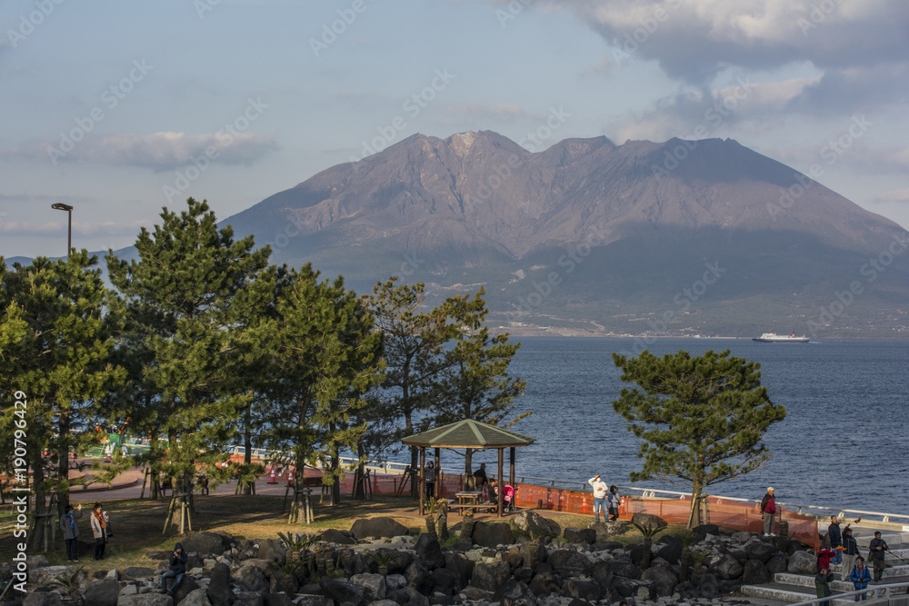 Landschaft mit Vulkan Sakurajima von Kagoshima in Japan.