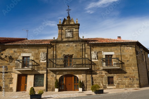 Obraz na płótnie Palacio de los Enriquez del siglo XVIII en la localidad de Velilla del Rio Carri