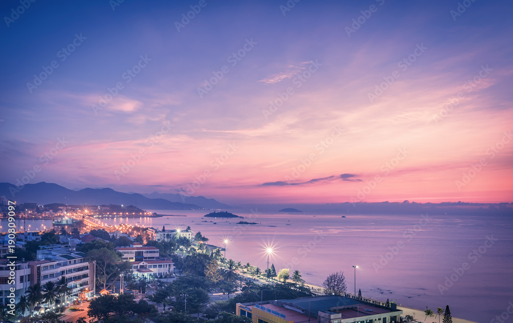 Fototapeta premium Wietnam, Nha Trang. 8 maja 2015. Piękny nocny krajobraz miasta i morza. Świt zaświtał za horyzontem.
