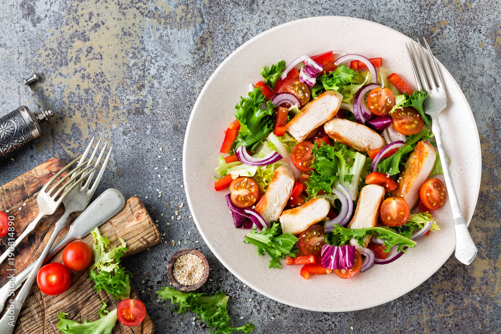 Healthy vegetable salad with grilled chicken breast, fresh lettuce, cherry tomatoes, red onion and pepper Healthy vegetable salad with grilled chicken breast, fresh lettuce, cherry tomatoes, red onion and pepper