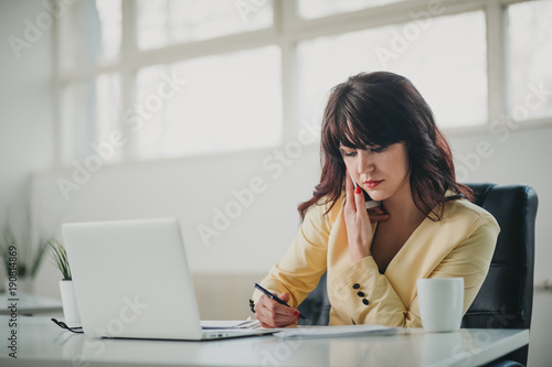 Canvastavla Businesswoman at the office