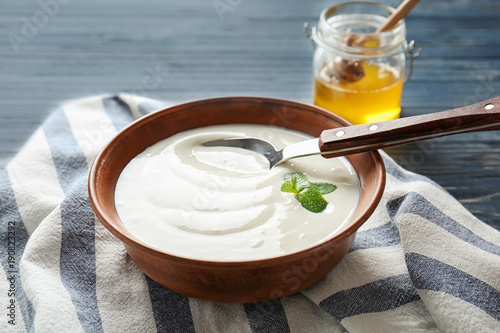 Canvastavla Tasty yogurt in dish on wooden table