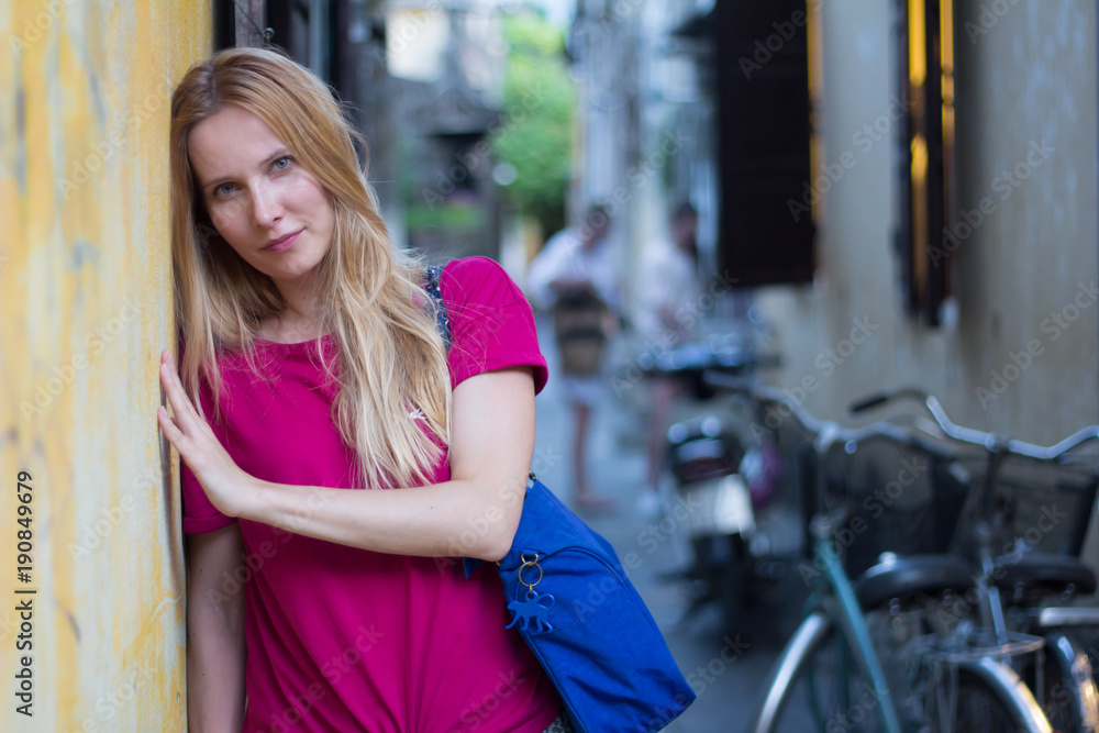 Obraz premium young woman traveller in causal clothing posing on street