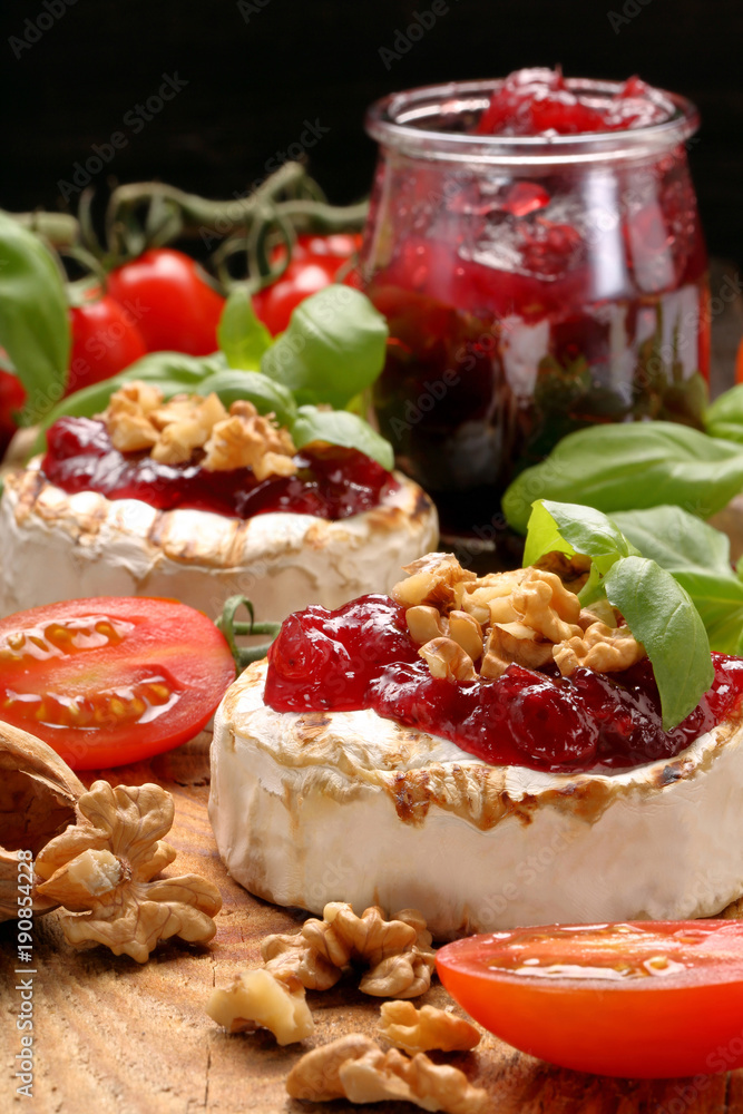 Grilled cheese with cranberry jam and walnuts Grilled cheese with cranberry jam and walnuts
