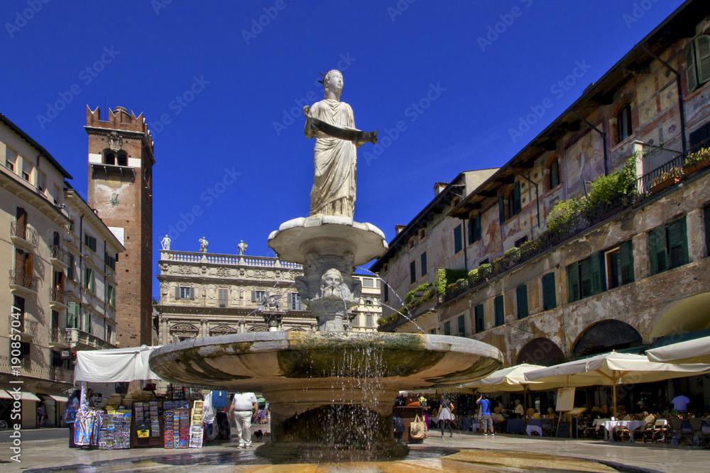 Verona Piazza delle Erbe con Fontana della Madonna Veneto Italia Europa Verona Erbe Square with Madonna Fountain Veneto Italy Europe