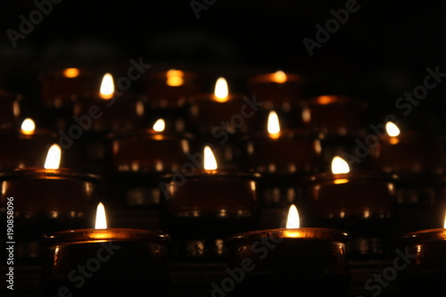 Kerzen brennen im Dunkeln
