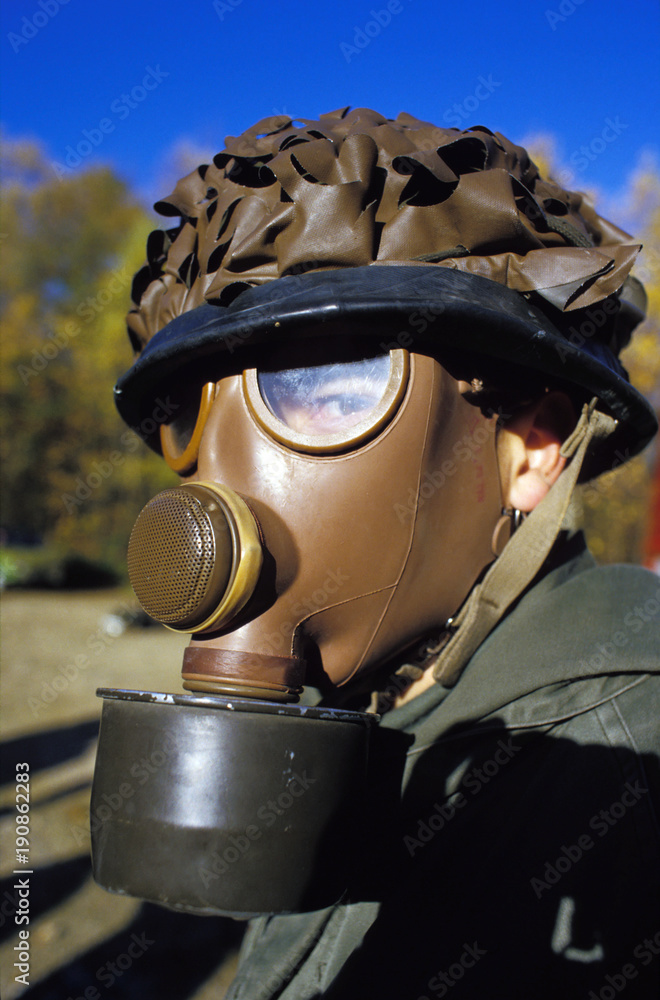 Militaire avec masque à gaz Photos | Adobe Stock