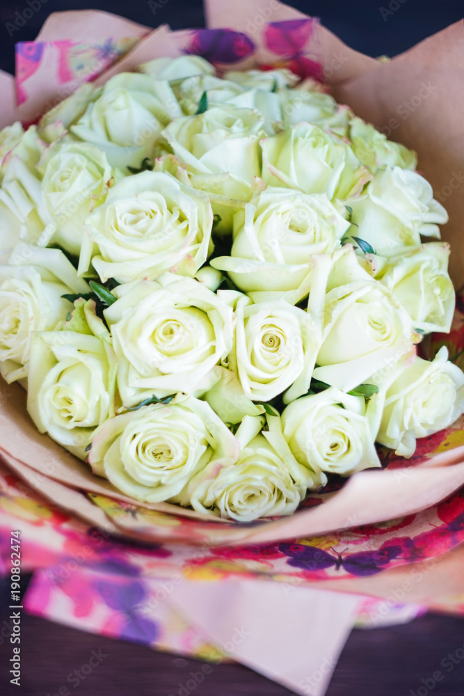 Obraz premium White roses in a bouquet