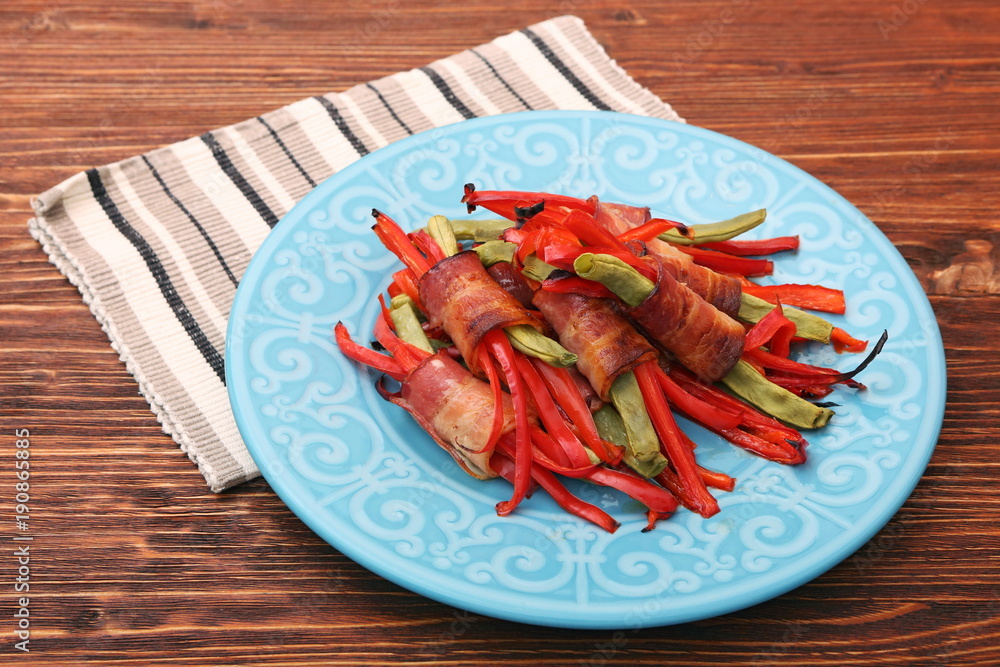 Delicious bacon-wrapped green beans and pepper bell, healthy and