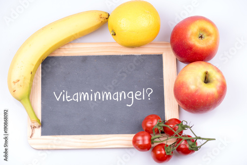 Vitaminmangel mit einer Tafel und verschiedenen Obst und Gemüse Sorten