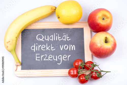 Obst und Gemüse mit einem Schild Qualität direkt vom Erzeuger
