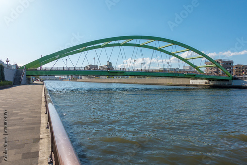 Fototapeta Naklejka Na Ścianę i Meble -  都市の川にかかる橋
