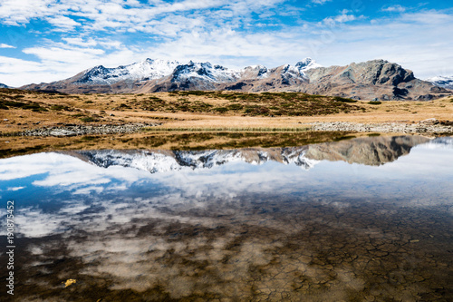 Alpenkette im Graubünden, gespiegelt in kleinem Bergsee, Alpenpanorama Schweiz