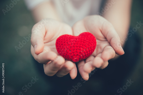 Foto Sharing Love and Heart red color on women hand in valentine's day vintage color